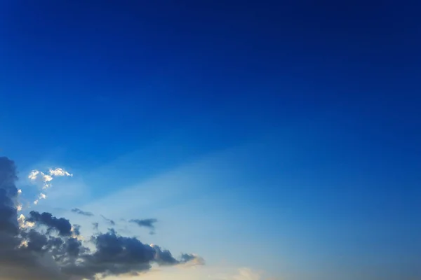 在湛蓝的天空背景上的光线 — 图库照片