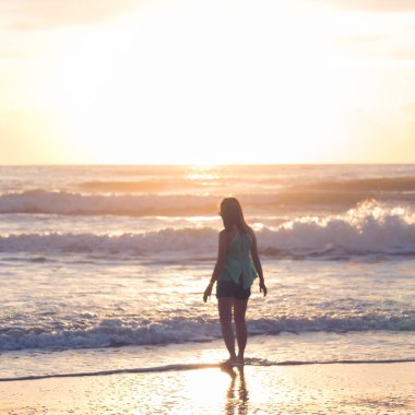 arka plan, sahilde yürüyen kadın bulanıklık