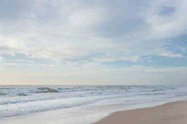 kum plaj ve berrak gökyüzü güzel manzara yaz denize sıfır