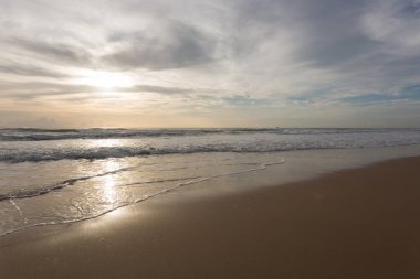 güzel yaz deniz ve açık gökyüzü bulut arka plan ile