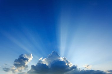 Cloud açık mavi gökyüzü açılımına ışık ışınları