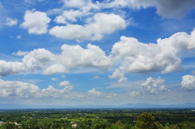 Mavi gökyüzündeki bulutlar