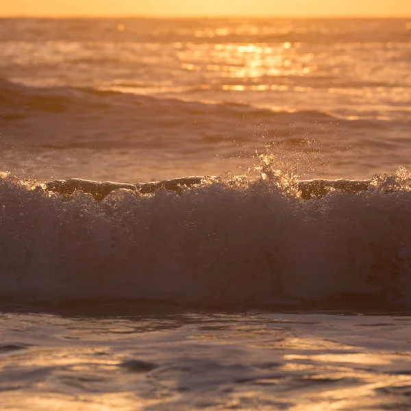 Paisagem do mar de verão, mar espirrando onda com luz solar — Fotografia de Stock