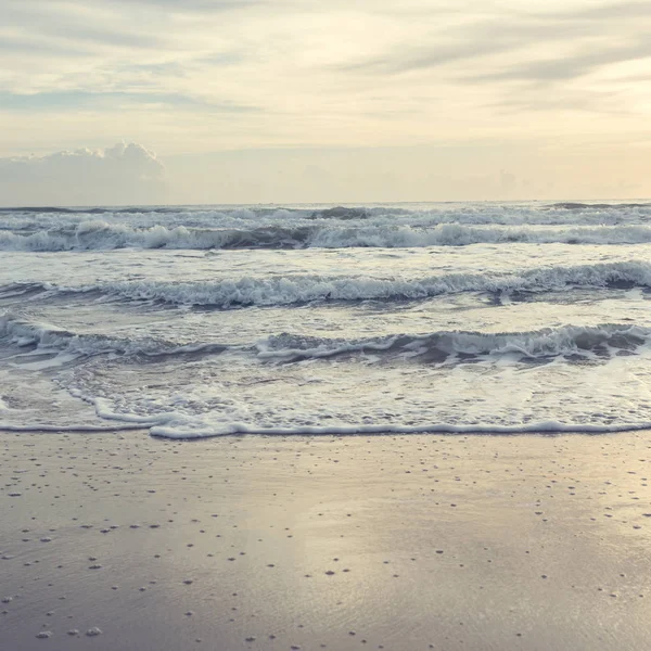 güzel yaz deniz, kum plaj arka plan üzerinde güneş