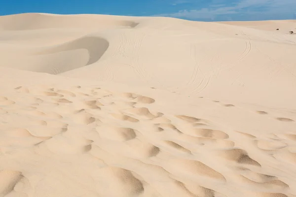 Footprint on white sand dune desert in Mui Ne, Vietnam — Stock Photo, Image