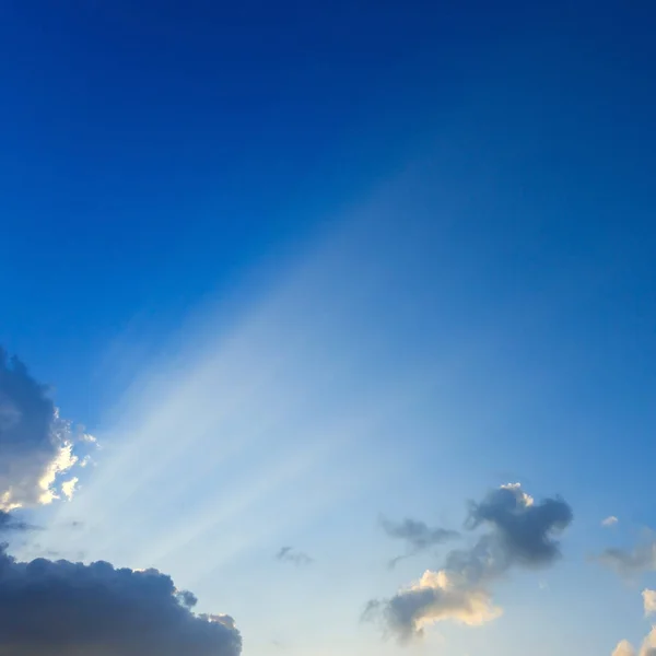 Rayos de luz sobre fondo azul claro del cielo —  Fotos de Stock