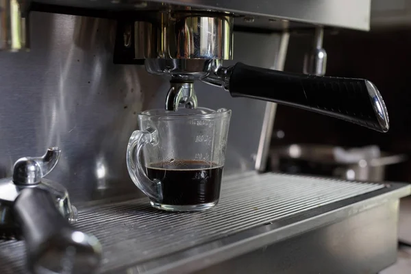 Processo di fabbricazione del caffè dalla macchina del caffè in caffetteria — Foto Stock