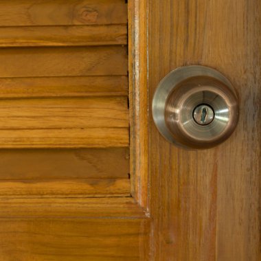 Kapı kolu ve ahşap kapı anahtar deliği