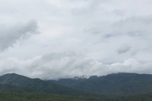 Krajina, hory s oblohy mrak misty déšť — Stock fotografie