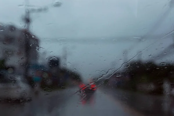 Korek w ciężkich deszczowy dzień na ulicy miasta w nocy — Zdjęcie stockowe
