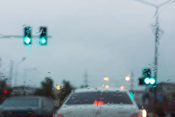 Engarrafamento em dia chuvoso pesado na rua da cidade à noite — Fotografia de Stock