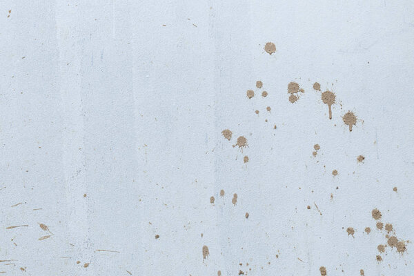 цемент на белой стене грязный с брызгами грязи
