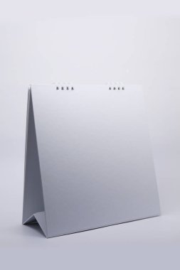 Beyaz arka plan üzerinde masaüstü takvim boş sayfa