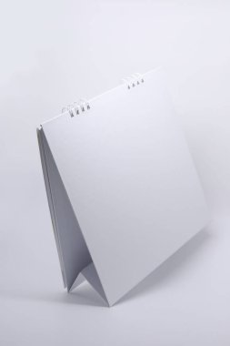 Beyaz arka plan üzerinde masaüstü takvim boş sayfa