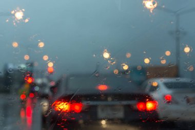 Araba, trafik sıkışıklığı ağır yağmurlu gün şehir dışında Önden Görünüm