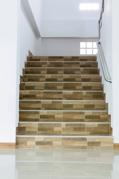 ステンレス製手すりとする住宅の階段 — ストック写真