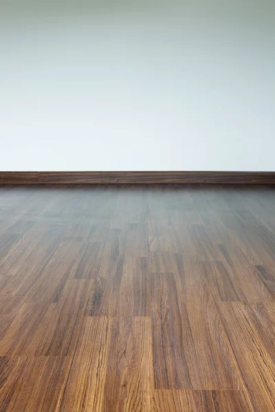 Quarto vazio interior, piso laminado de madeira marrom e argamassa branca — Fotografia de Stock