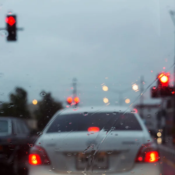 Widok z przodu poza samochód, korek w ciężkich deszczowy dzień na miasto — Zdjęcie stockowe