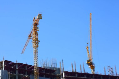 Şantiye inşaat sektöründe iki Makina vinç