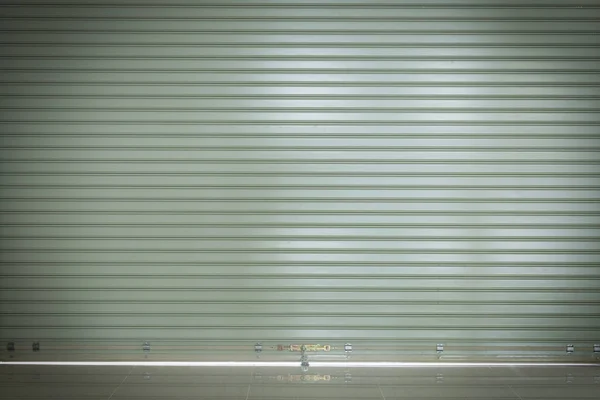Aluminium stål metall jalusi dörr i lagerbyggnad — Stockfoto