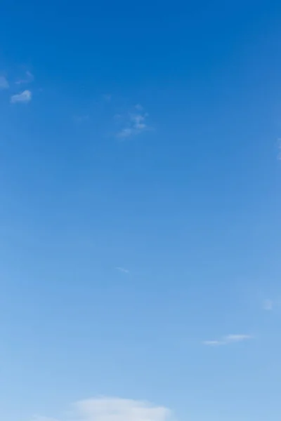 ท้องฟ้าสีฟ้าใส — ภาพถ่ายสต็อก