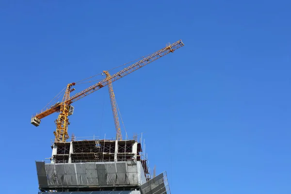 Machinery crane working in construction site building — Stock Photo, Image