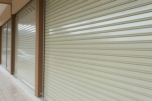 Pintu roller shutter di gedung gudang — Stok Foto