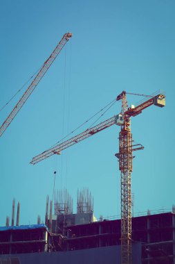 İnşaat alanında inşaat sektöründe çalışan Makina vinç