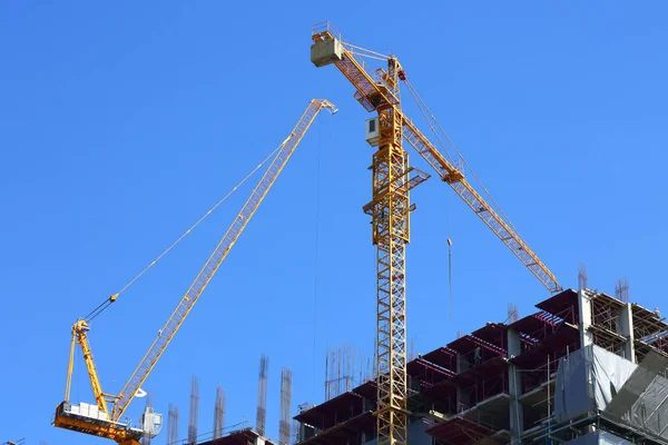 Şantiye inşaat sektöründe iki Makina vinç