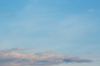 üzerinde mavi gökyüzü bulutlu