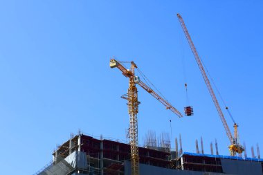 İnşaat sitesi yapı sanayî makine ile vinç çalışma