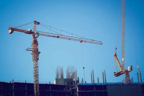 Guindaste de máquinas que trabalha na indústria da construção civil — Fotografia de Stock