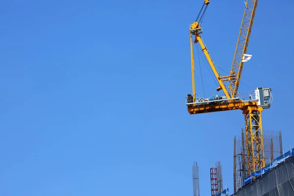 Grúa de maquinaria que trabaja en la construcción — Foto de Stock