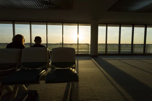 Couple love traveler waiting flight airplane in airport terminal — Stock Photo, Image