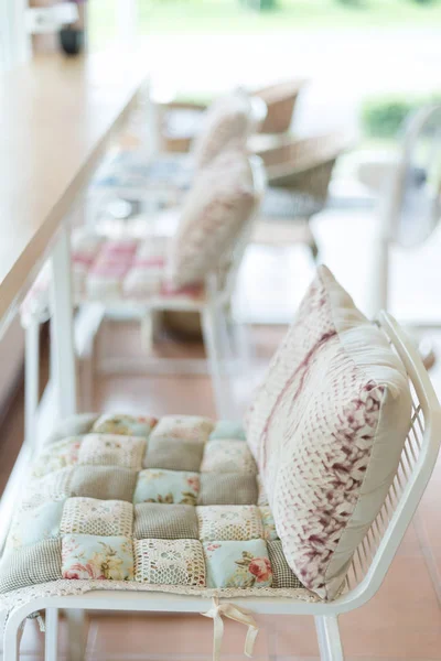 Барний стілець з подушкою квіти візерунок інтер'єр — стокове фото
