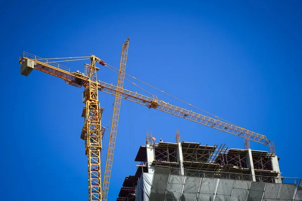 Grúa de maquinaria que trabaja en la construcción — Foto de Stock