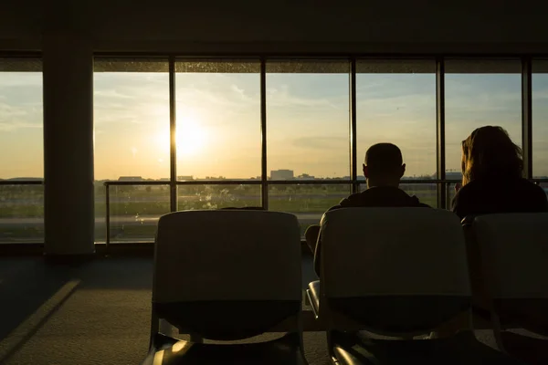 Couple love traveler waiting flight airplane in airport terminal — Stock Photo, Image