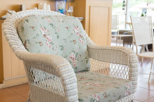 Плетений диван з прикрасою подушечки в кафе — стокове фото