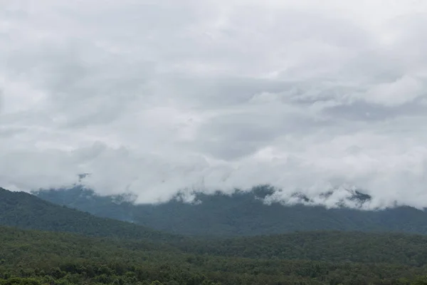 霧の雨空雲と山の風景 — ストック写真