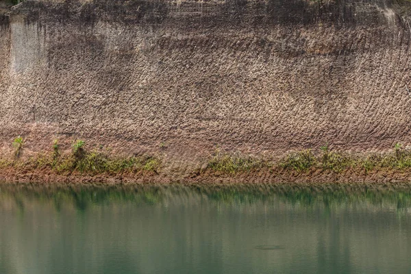 Estanque de agua y tierra efecto textura del suelo de la minería de mineral — Foto de Stock