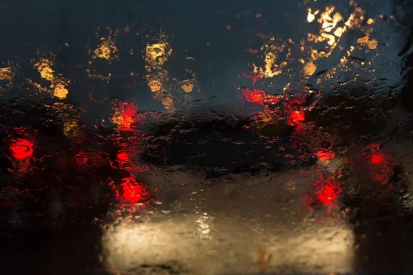 Widok z przodu poza samochód, korek w ciężkich deszczowy dzień — Zdjęcie stockowe