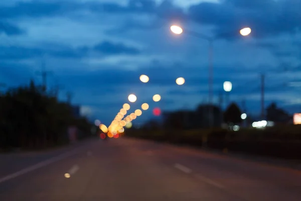 Нічне світло автомобіля на вулиці міста, абстрактне розмиття — стокове фото
