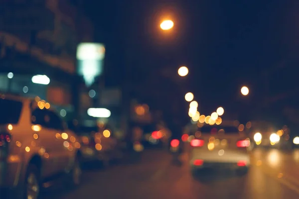 Nachtlicht des Autos auf der Stadtstraße — Stockfoto