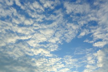 yukarıda gökyüzü bulut