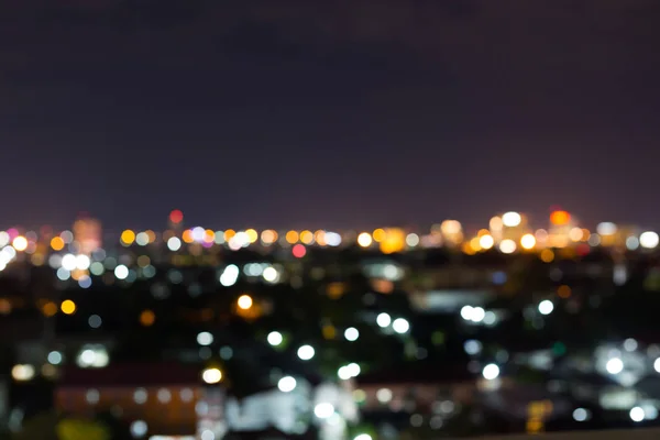Şehir gece karanlık gökyüzü, soyut bulanıklık bokeh açık renkli ile — Stok fotoğraf