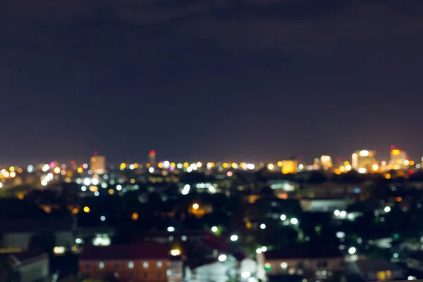 Городская ночь с темным небом, абстрактное размытие боке светлый фон — стоковое фото