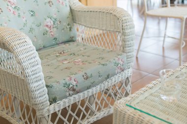 kafede kanepe yastık minder dekorasyonu ile örgü