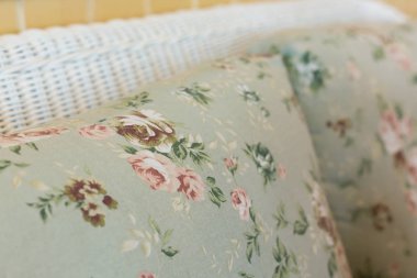 kafede kanepe yastık minder dekorasyonu ile örgü