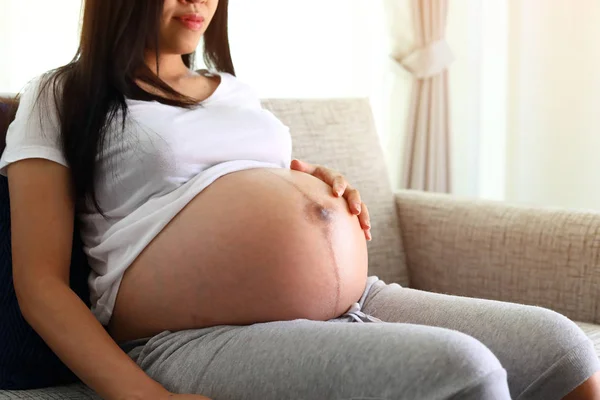 Kobieta w ciąży 9 miesiąca — Zdjęcie stockowe