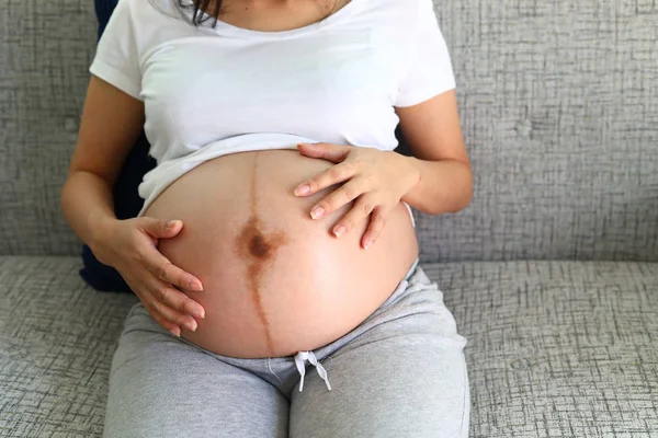 Frau im 9. Monat schwanger — Stockfoto